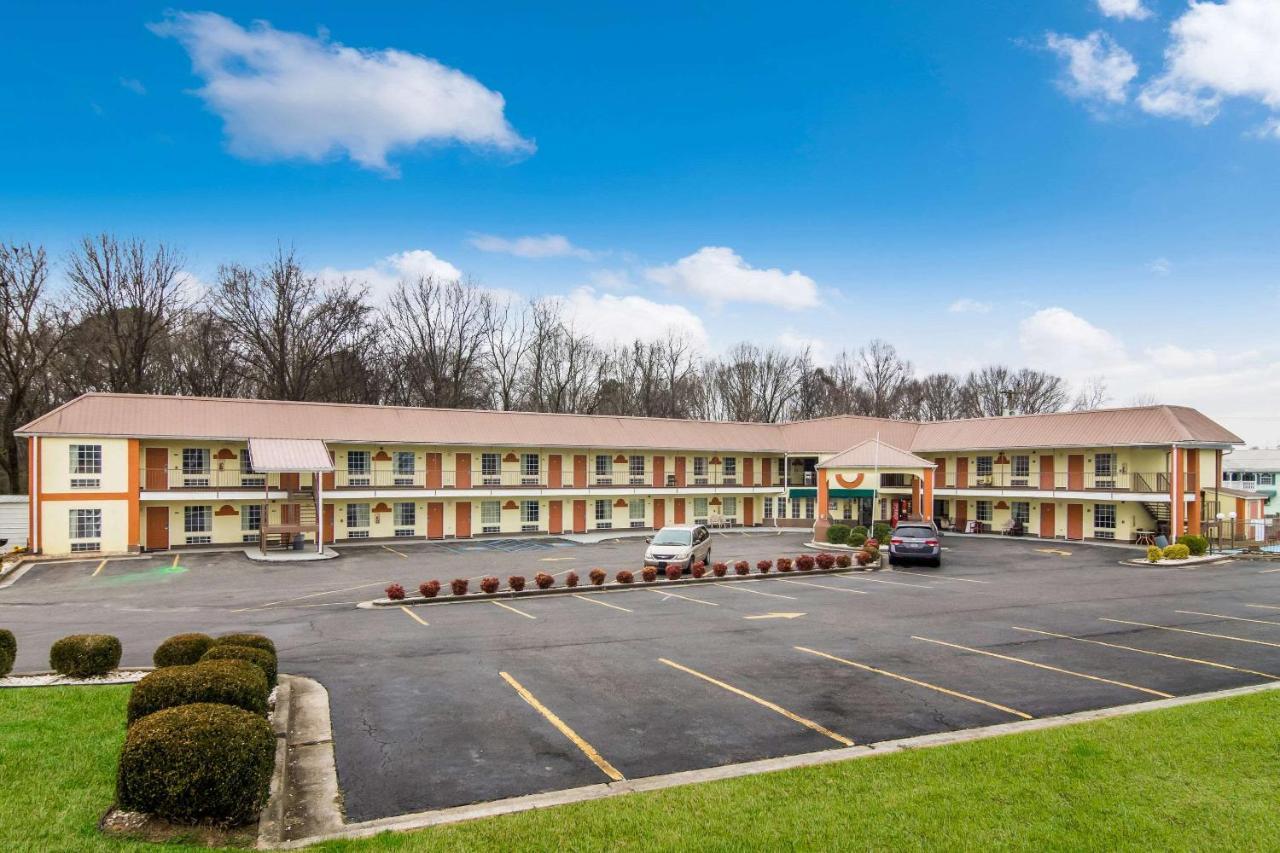 Carry On Inn & Suites LaFayette Exterior photo